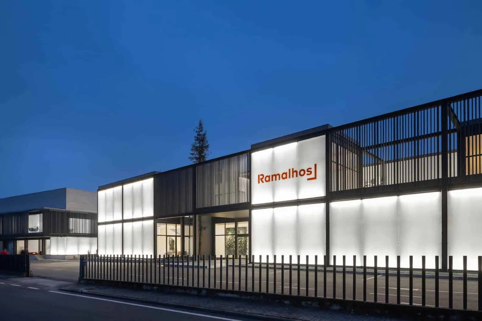 Industrielle Halle in Agueda, Portugal zu weißem Lichtkörper umgewandelt Industrielle Halle in Agueda, Portugal zu weißem Lichtkörper umgewandelt