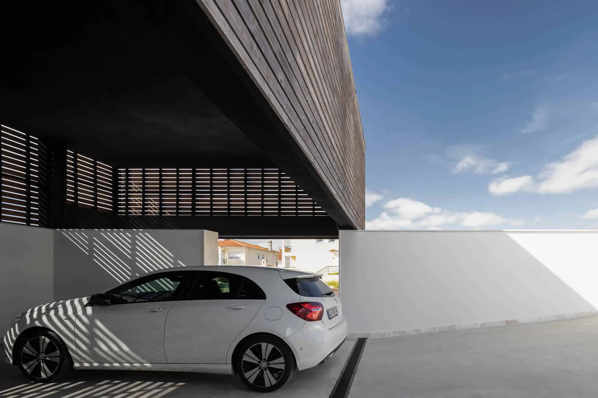 House TD in Sintra by ESQUISSOS – Monolithic White House