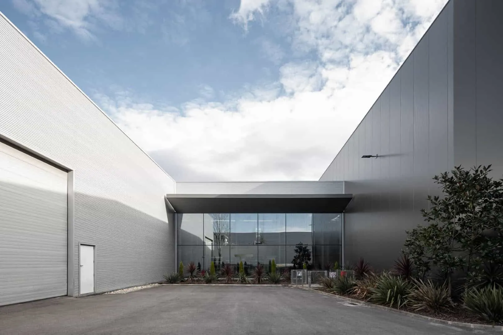 Industrielle Halle in Agueda, Portugal zu weißem Lichtkörper umgewandelt Industrielle Halle in Agueda, Portugal zu weißem Lichtkörper umgewandelt