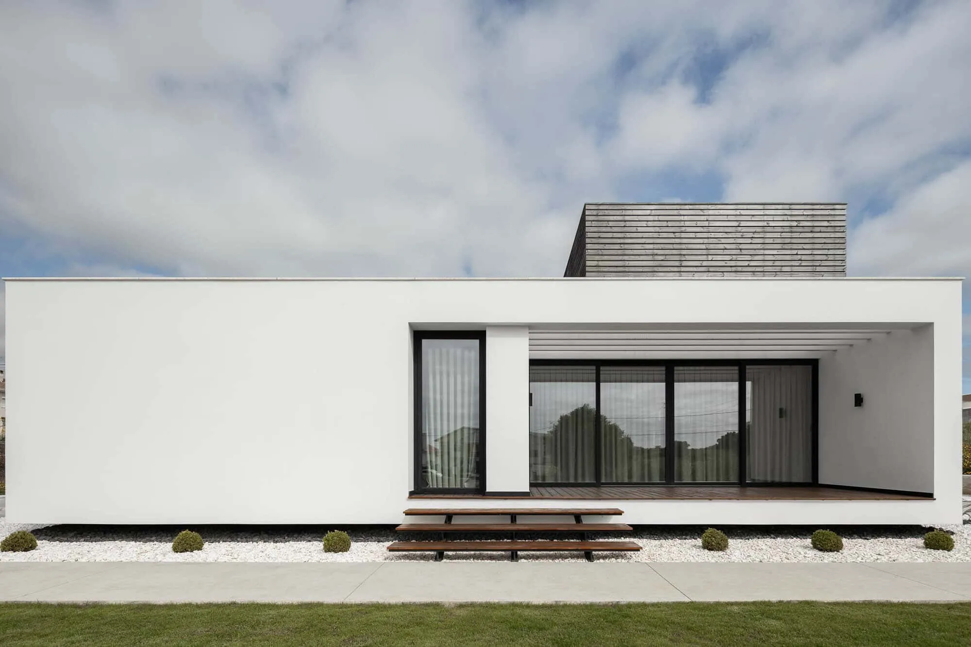 House TD in Sintra by ESQUISSOS – Monolithic White House