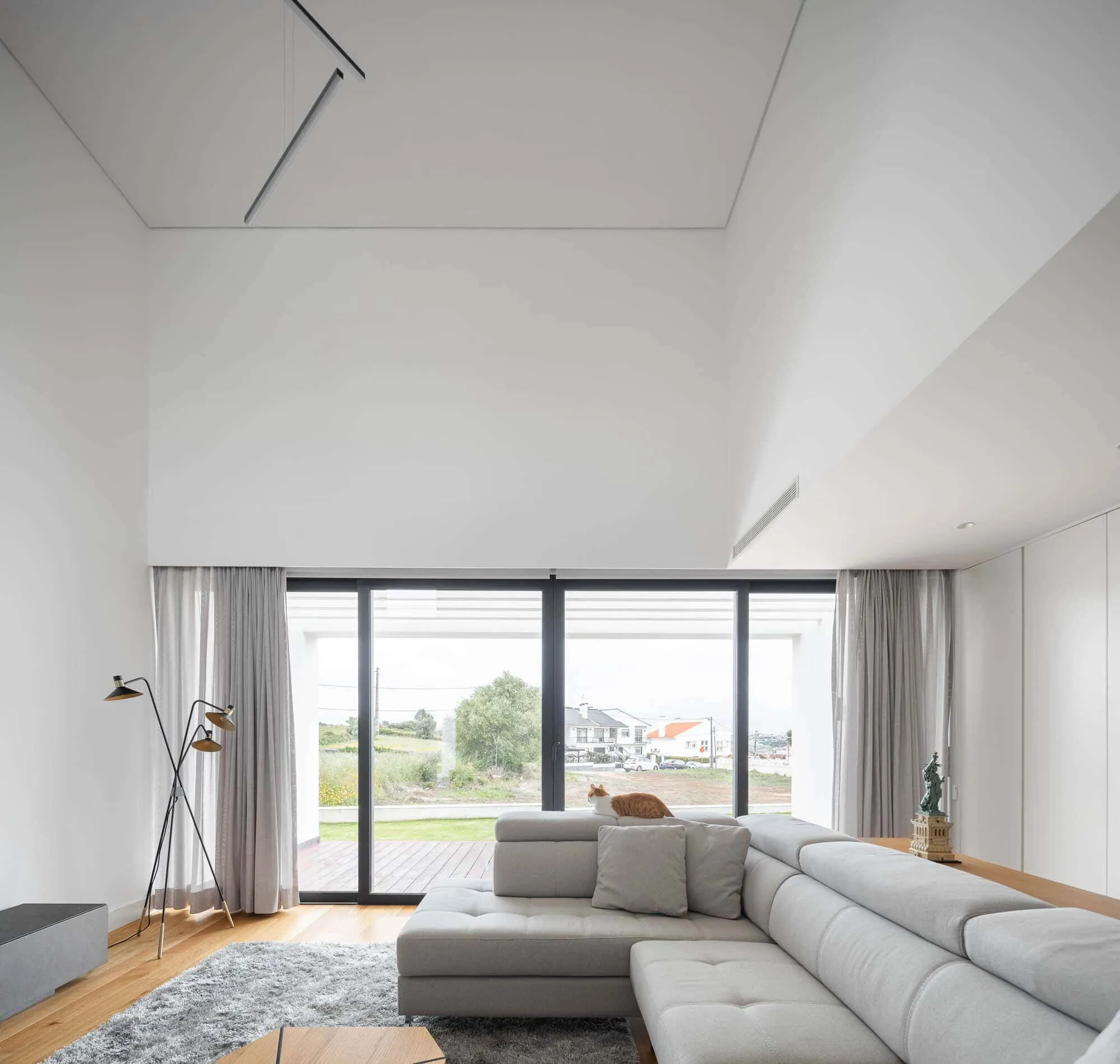 House TD in Sintra by ESQUISSOS – Monolithic White House