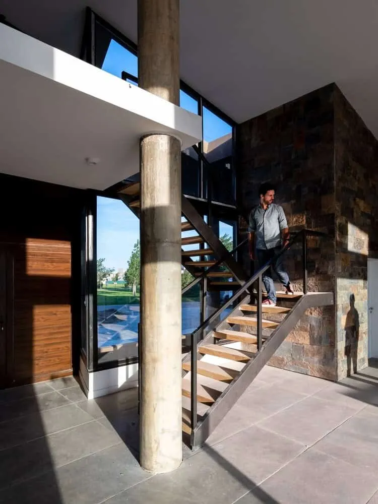 Single-Sided House by Ambroggio Arquitectos in Rio Cuarto, Argentina