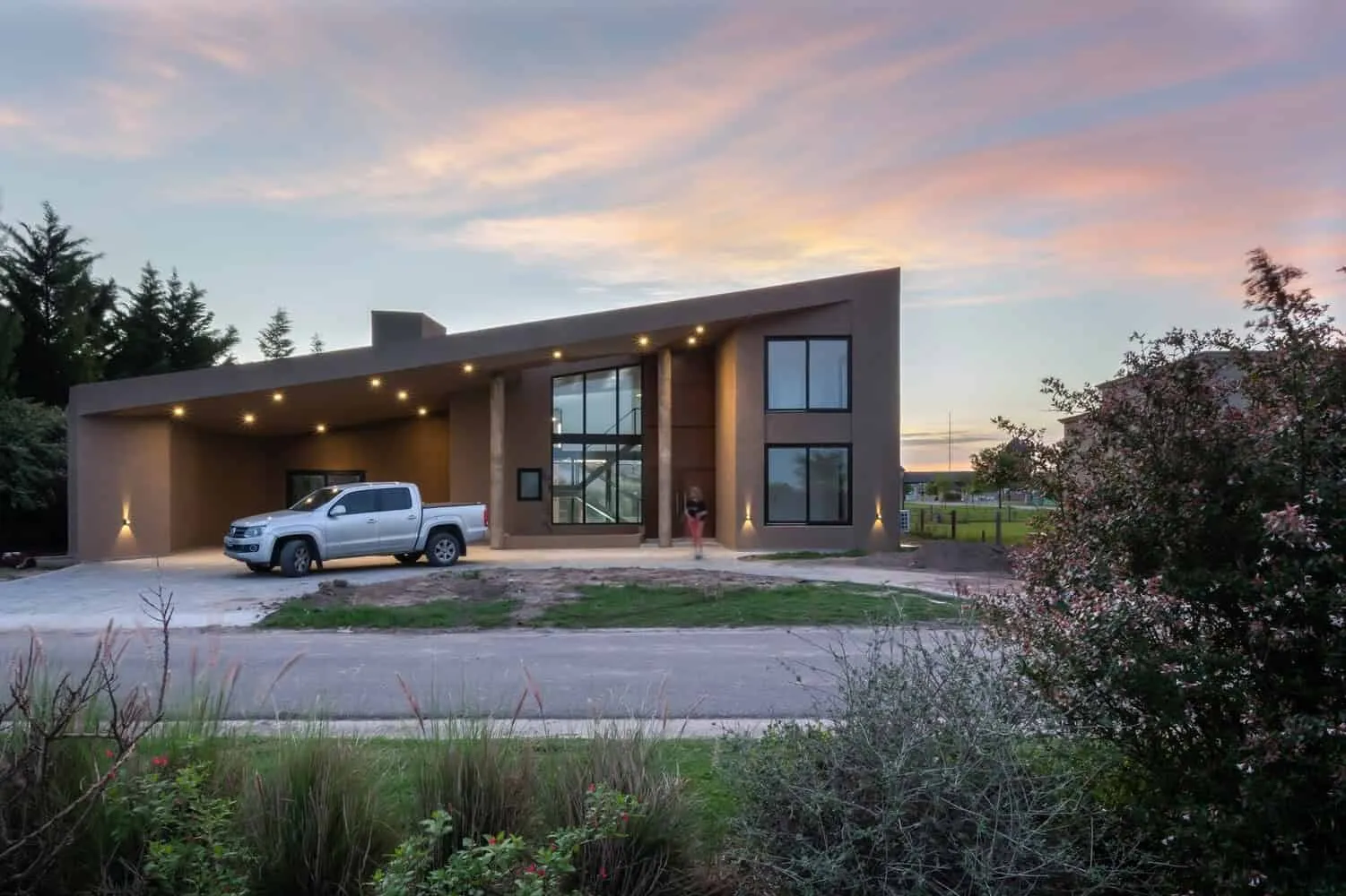 Single-Sided House by Ambroggio Arquitectos in Rio Cuarto, Argentina