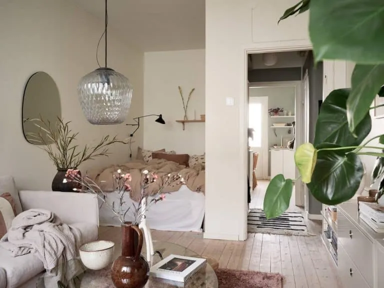 绿色墙面与白色木质材料的对比设计如何？