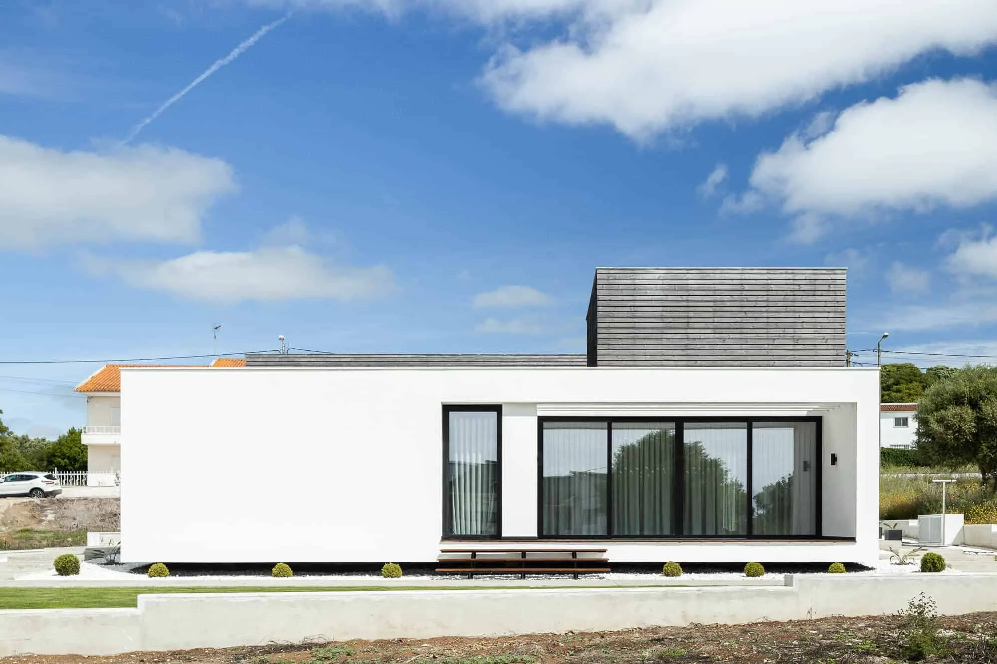 House TD in Sintra by ESQUISSOS – Monolithic White House