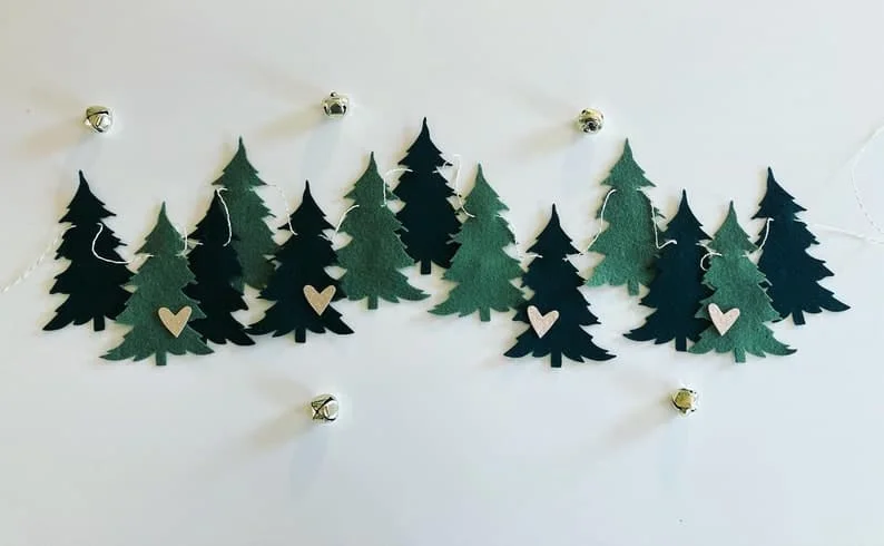 6. Guirnalda de abeto de fieltro con corazones metálicos