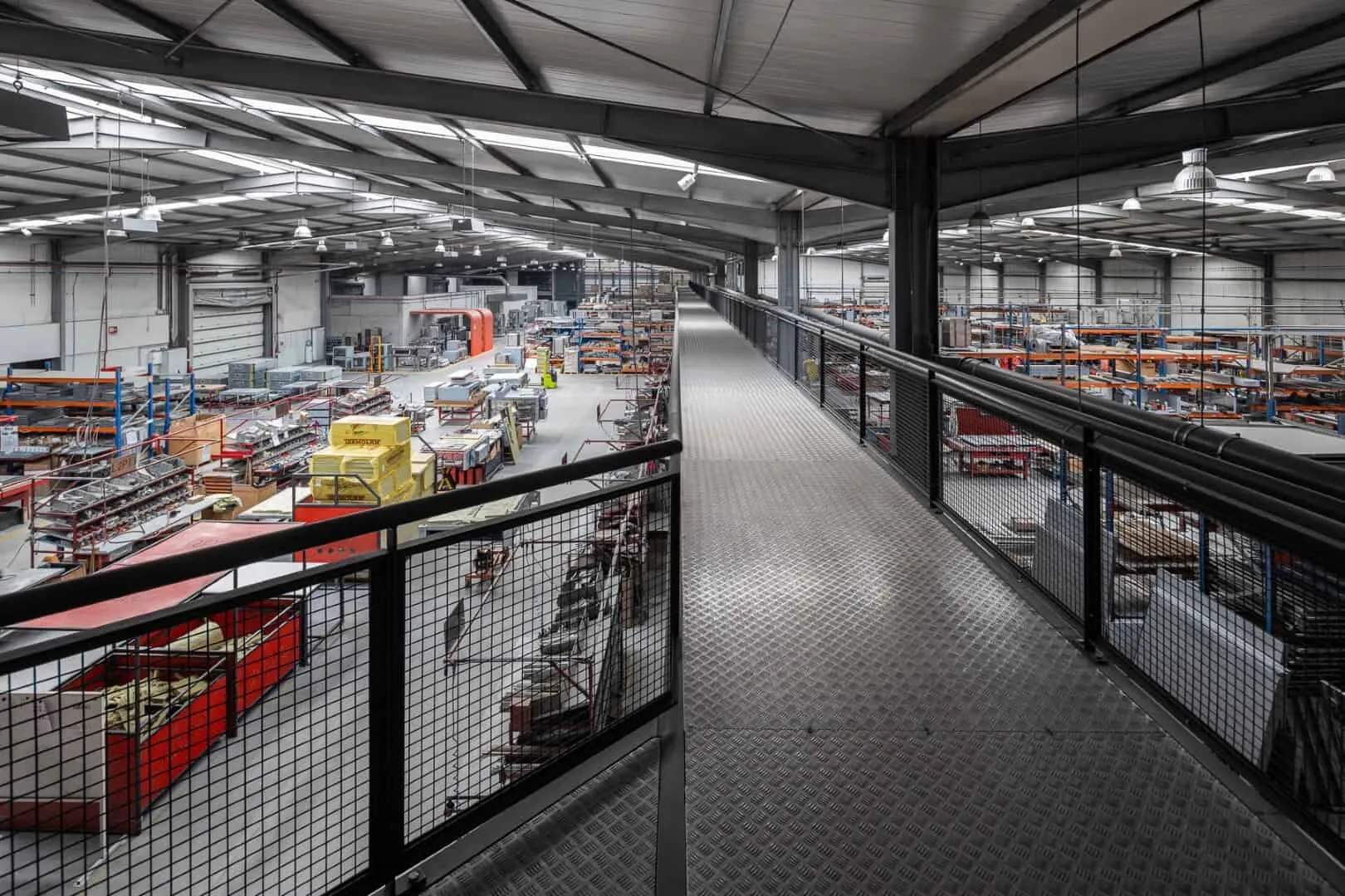 Industrielle Halle in Agueda, Portugal zu weißem Lichtkörper umgewandelt Industrielle Halle in Agueda, Portugal zu weißem Lichtkörper umgewandelt