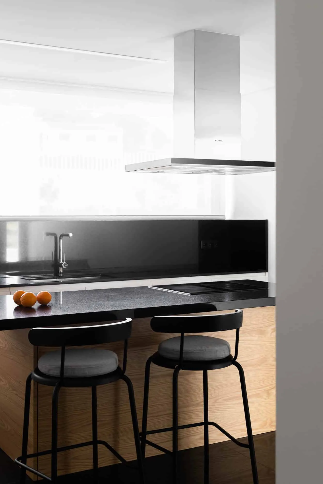 House TD in Sintra by ESQUISSOS – Monolithic White House