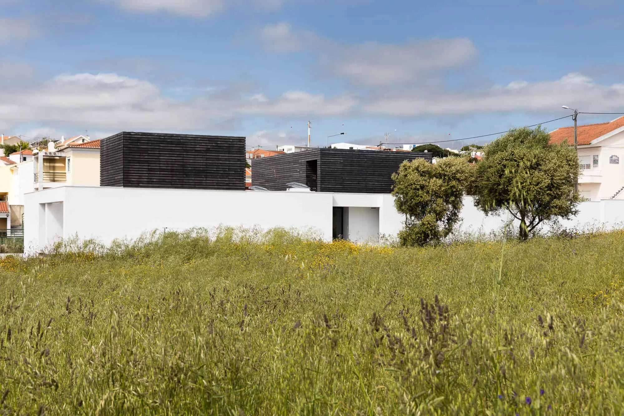 House TD in Sintra by ESQUISSOS – Monolithic White House