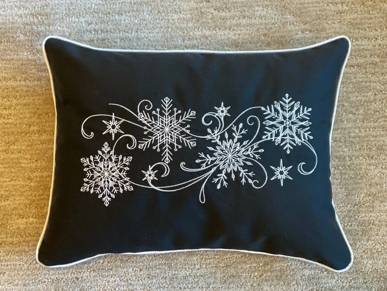 15. 手工绣花雪花枕套