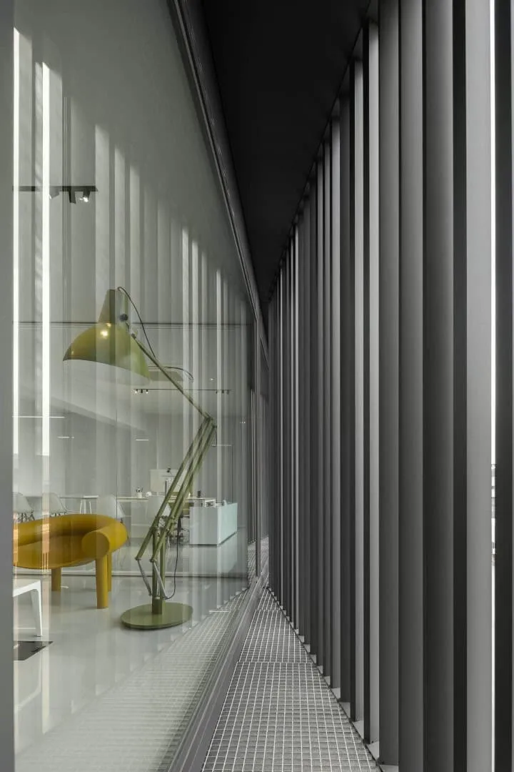 Industrielle Halle in Agueda, Portugal zu weißem Lichtkörper umgewandelt Industrielle Halle in Agueda, Portugal zu weißem Lichtkörper umgewandelt