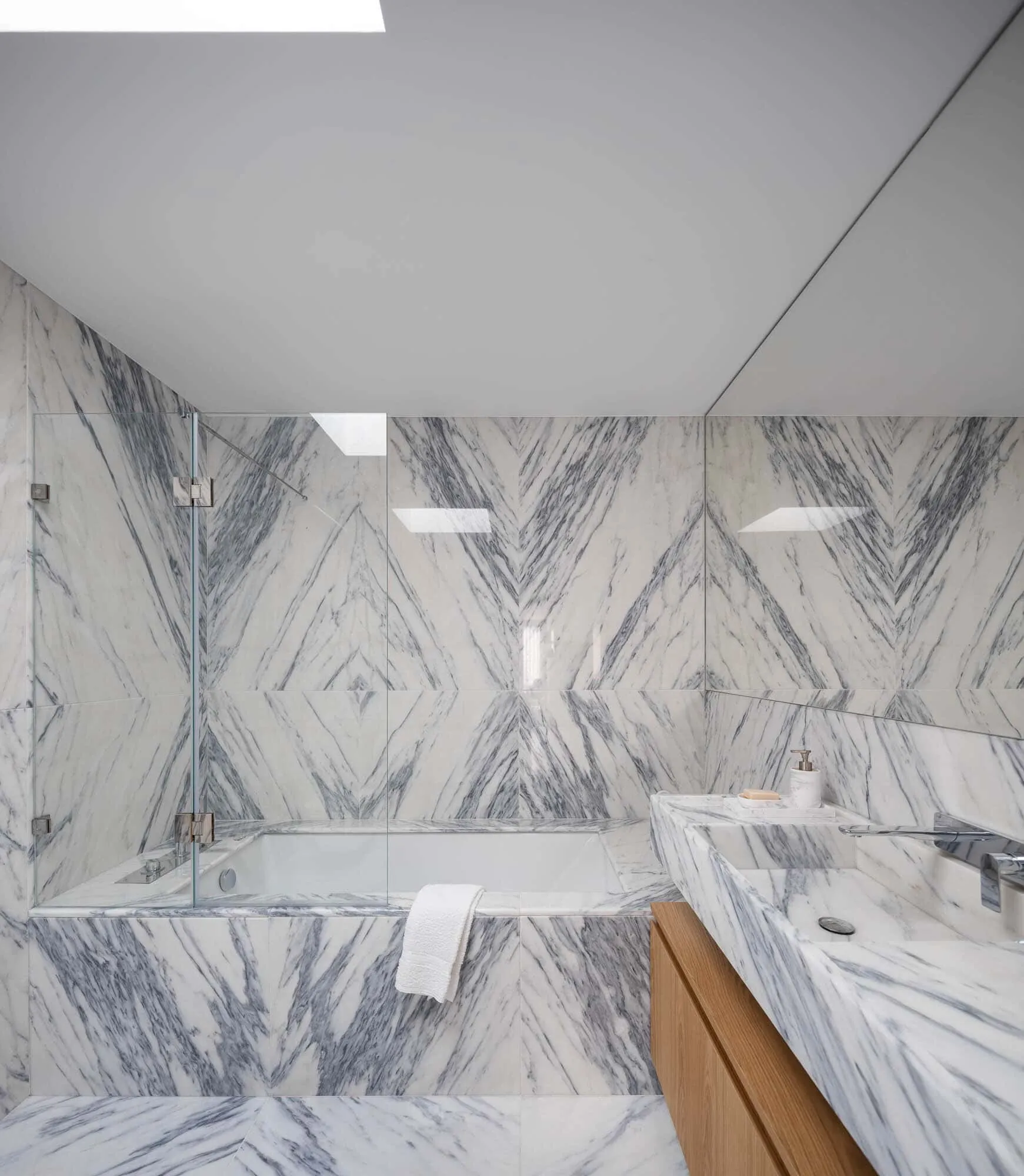 House TD in Sintra by ESQUISSOS – Monolithic White House