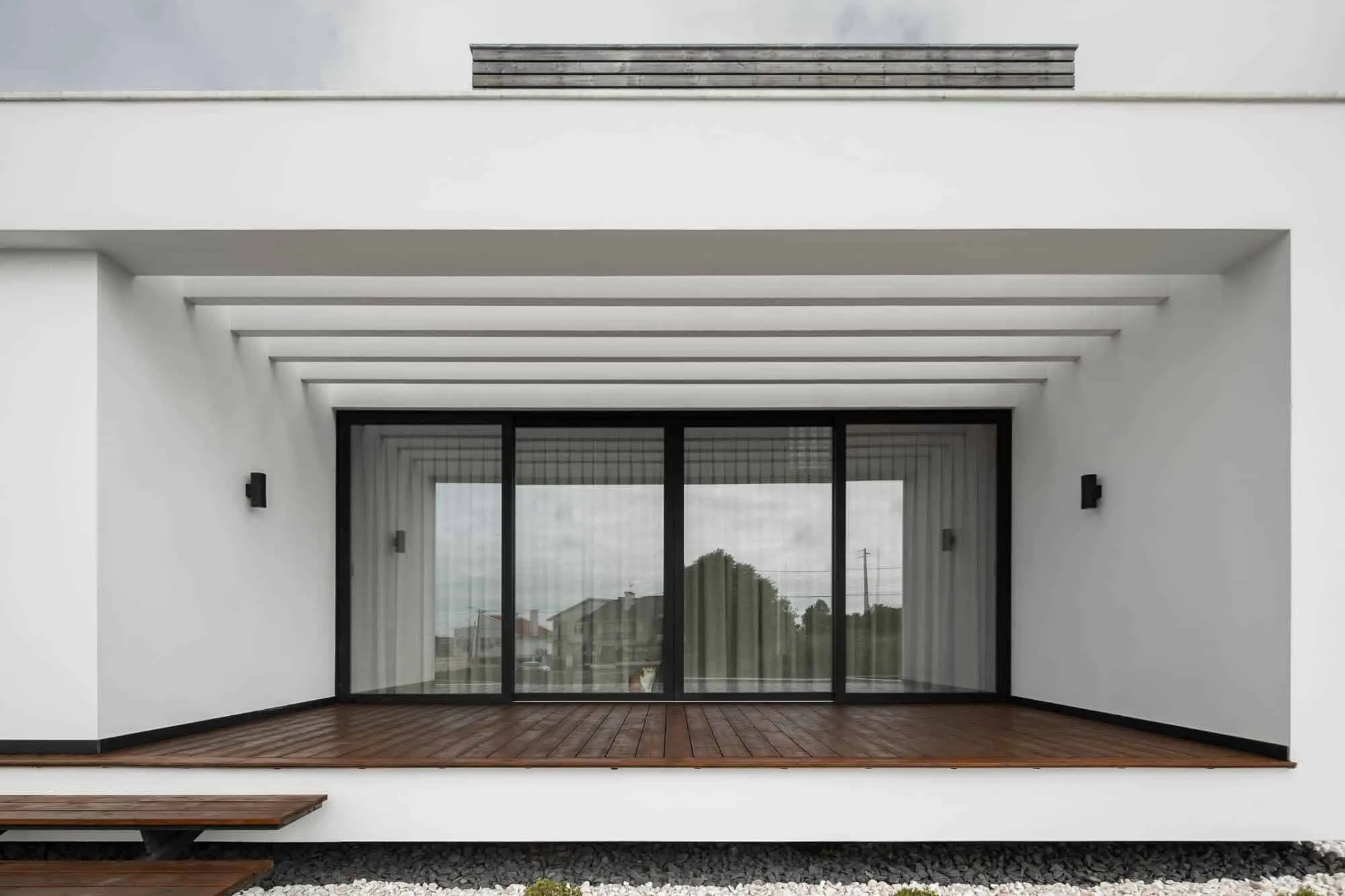 House TD in Sintra by ESQUISSOS – Monolithic White House