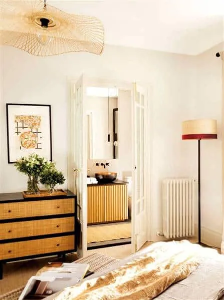 Very Stylish Ideas for Decorating the Wall in Front of the Bed