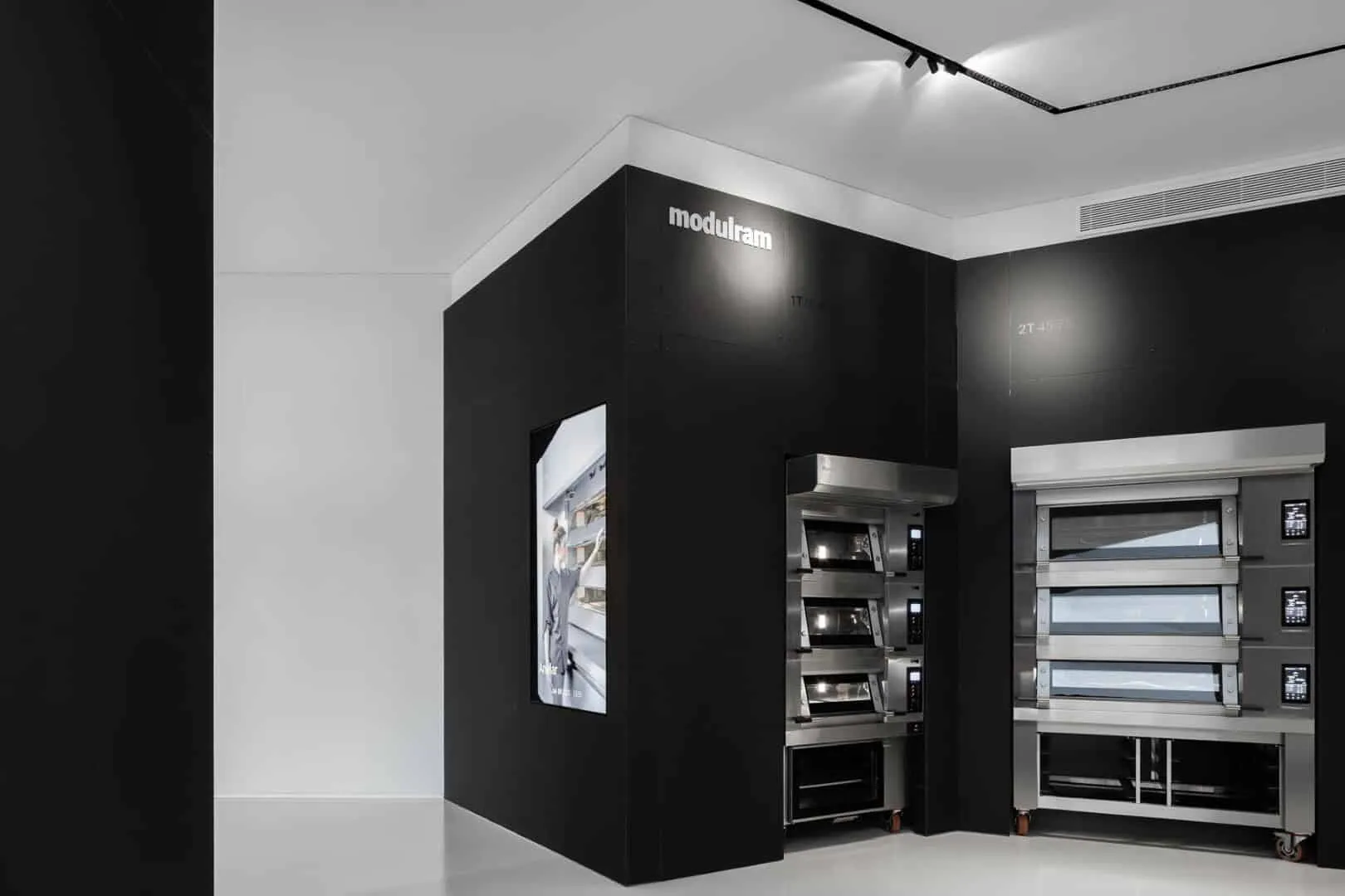 Industrielle Halle in Agueda, Portugal zu weißem Lichtkörper umgewandelt Industrielle Halle in Agueda, Portugal zu weißem Lichtkörper umgewandelt