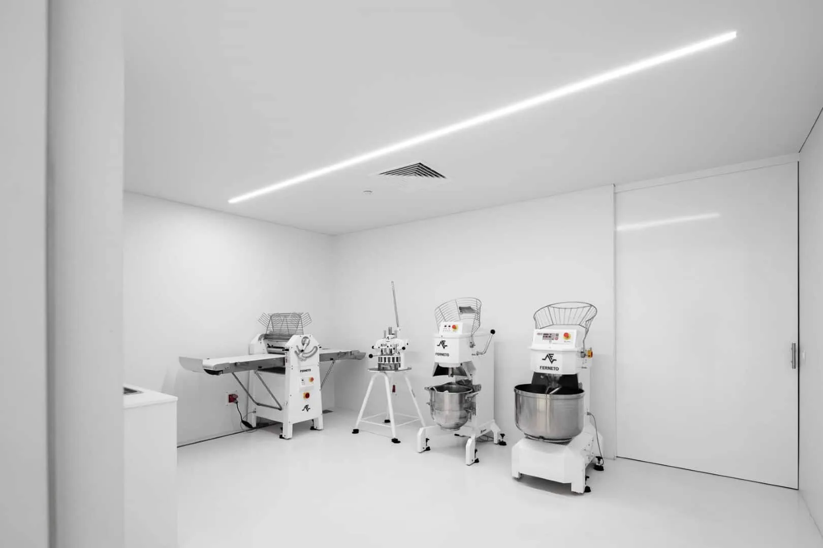 Industrielle Halle in Agueda, Portugal zu weißem Lichtkörper umgewandelt Industrielle Halle in Agueda, Portugal zu weißem Lichtkörper umgewandelt