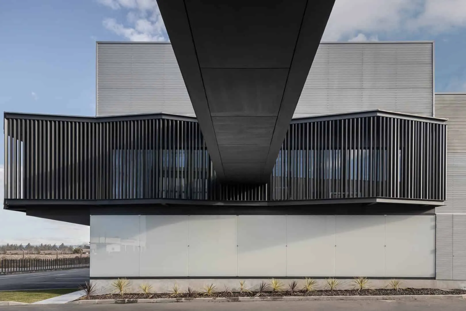 Industrielle Halle in Agueda, Portugal zu weißem Lichtkörper umgewandelt Industrielle Halle in Agueda, Portugal zu weißem Lichtkörper umgewandelt