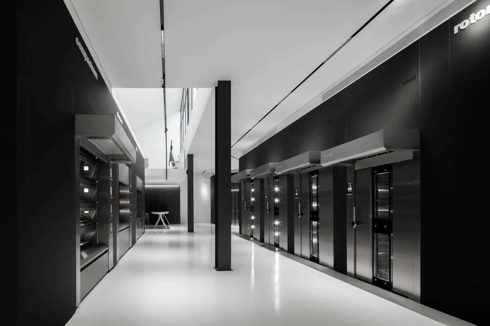 Industrielle Halle in Agueda, Portugal zu weißem Lichtkörper umgewandelt Industrielle Halle in Agueda, Portugal zu weißem Lichtkörper umgewandelt