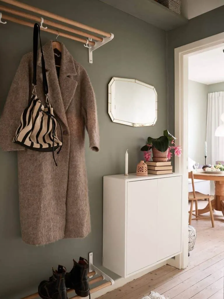 绿色墙面与白色木质材料的对比设计如何？