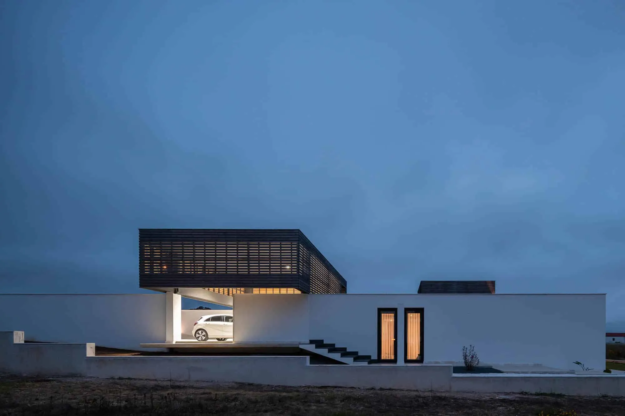 House TD in Sintra by ESQUISSOS – Monolithic White House