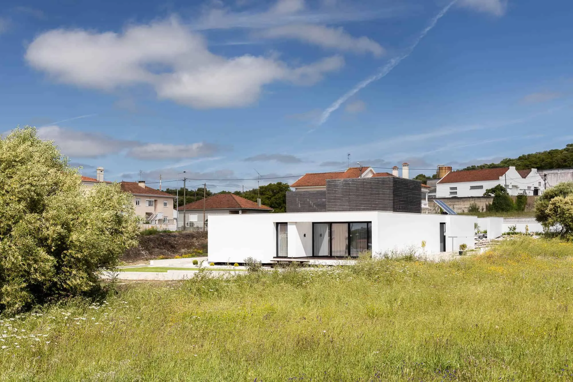 House TD in Sintra by ESQUISSOS – Monolithic White House