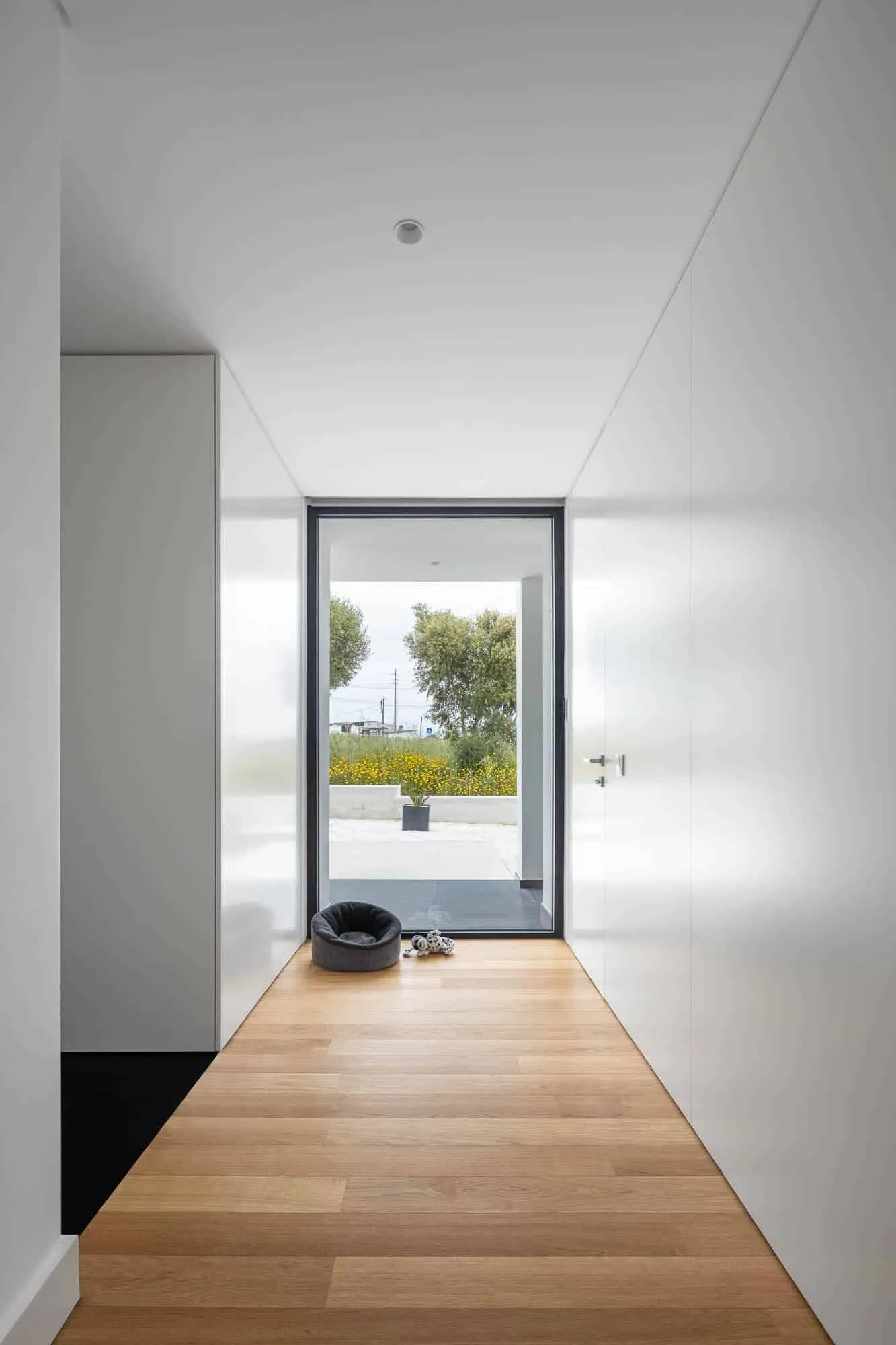 House TD in Sintra by ESQUISSOS – Monolithic White House