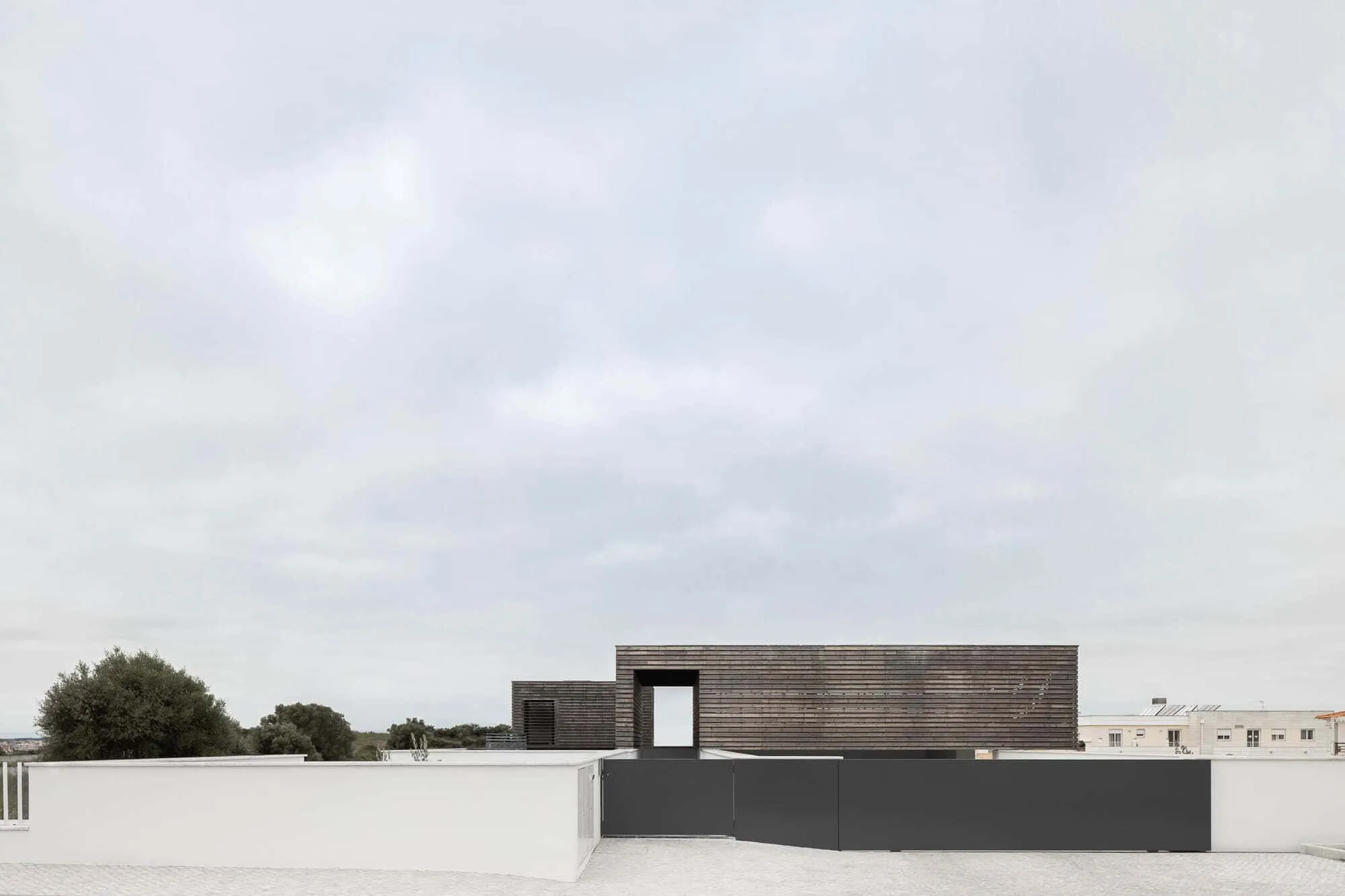 House TD in Sintra by ESQUISSOS – Monolithic White House