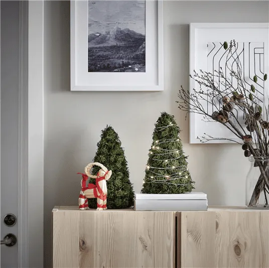 可爱小巧的圣诞树，您可以在宜家购买用于家中装饰