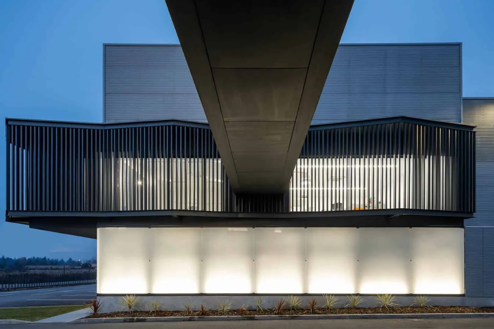 Industrielle Halle in Agueda, Portugal zu weißem Lichtkörper umgewandelt Industrielle Halle in Agueda, Portugal zu weißem Lichtkörper umgewandelt