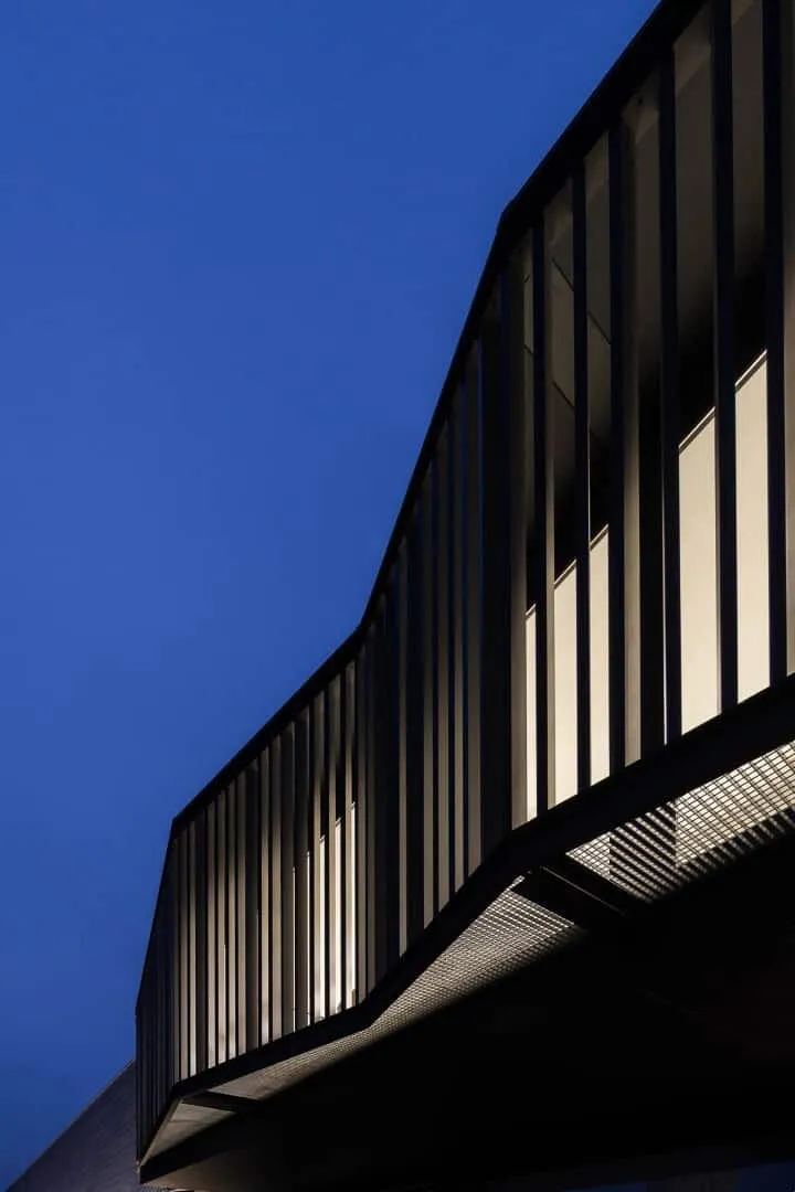 Industrielle Halle in Agueda, Portugal zu weißem Lichtkörper umgewandelt Industrielle Halle in Agueda, Portugal zu weißem Lichtkörper umgewandelt