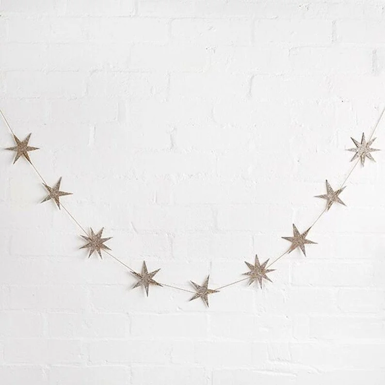 5. Guirnalda de estrella dorada de madera