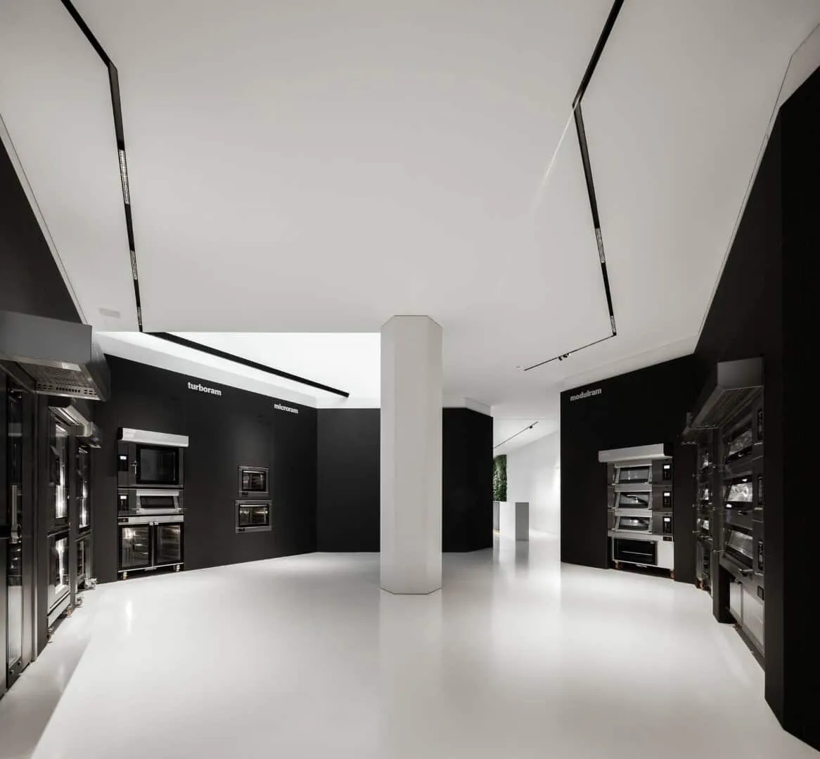 Industrielle Halle in Agueda, Portugal zu weißem Lichtkörper umgewandelt Industrielle Halle in Agueda, Portugal zu weißem Lichtkörper umgewandelt