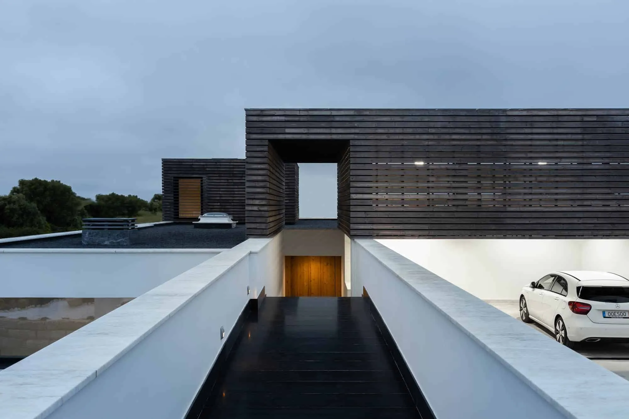 House TD in Sintra by ESQUISSOS – Monolithic White House