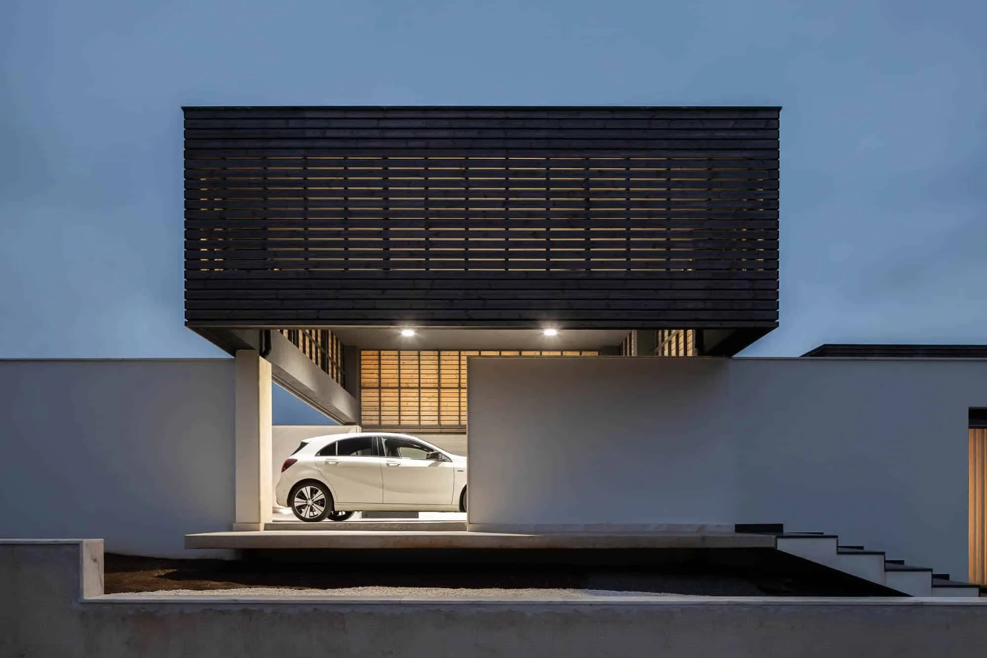 House TD in Sintra by ESQUISSOS – Monolithic White House