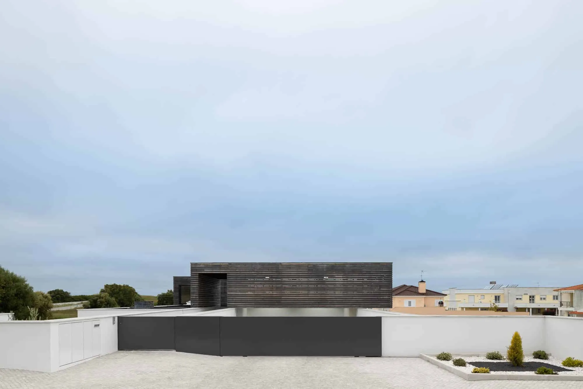 House TD in Sintra by ESQUISSOS – Monolithic White House
