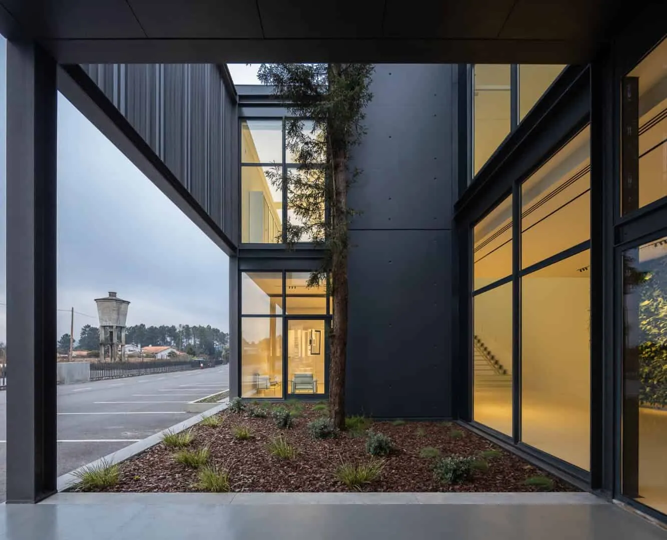 Industrielle Halle in Agueda, Portugal zu weißem Lichtkörper umgewandelt Industrielle Halle in Agueda, Portugal zu weißem Lichtkörper umgewandelt