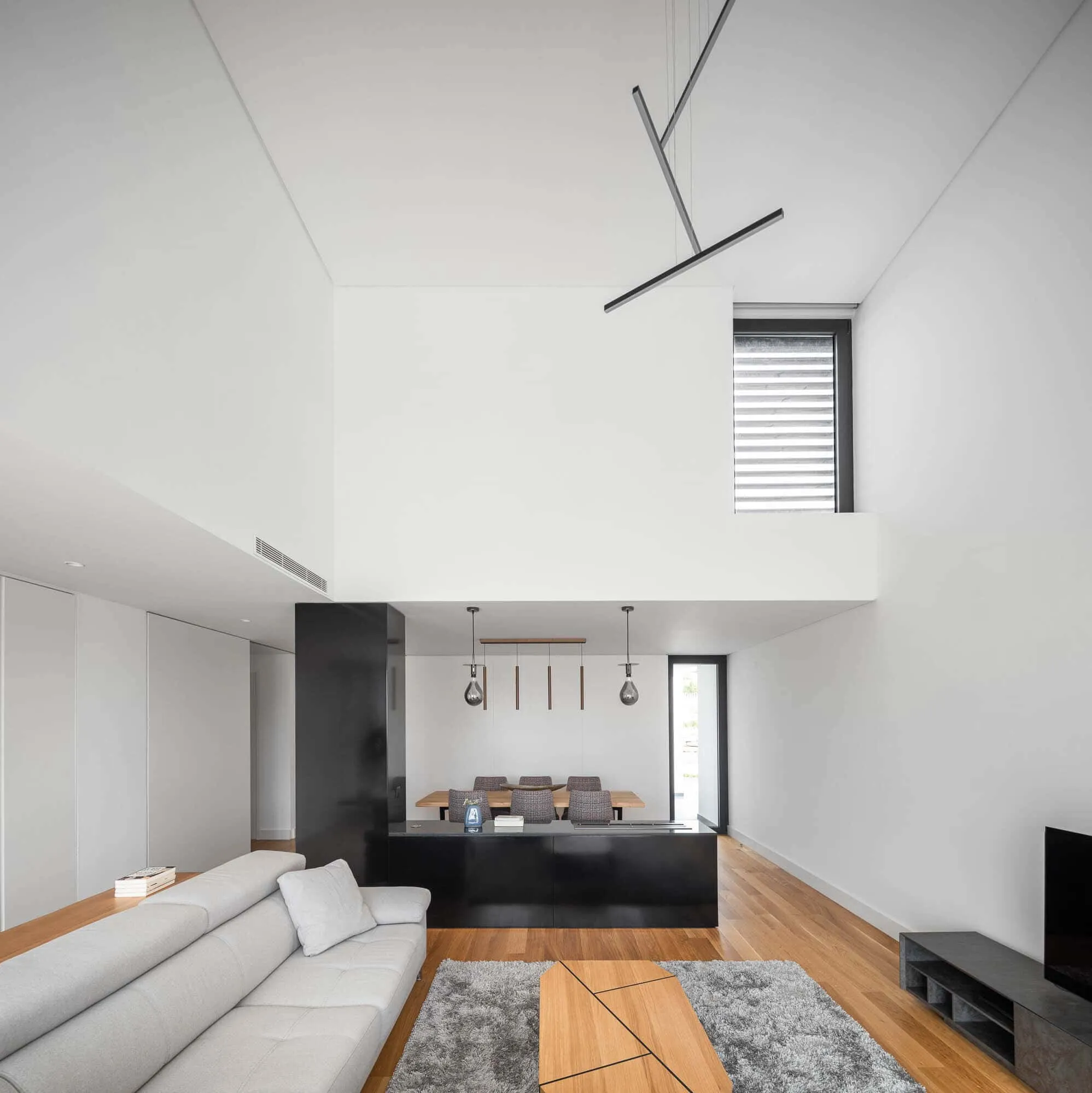 House TD in Sintra by ESQUISSOS – Monolithic White House