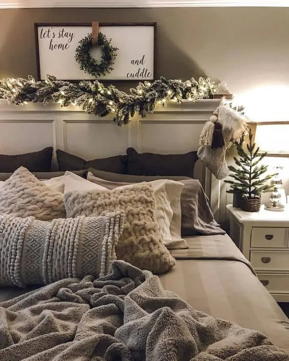 9 Christmas-Decorated Bedrooms That Will Inspire You
