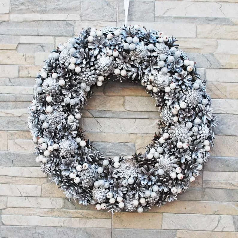 12. Guirnalda plateada de piñas para puerta de invierno