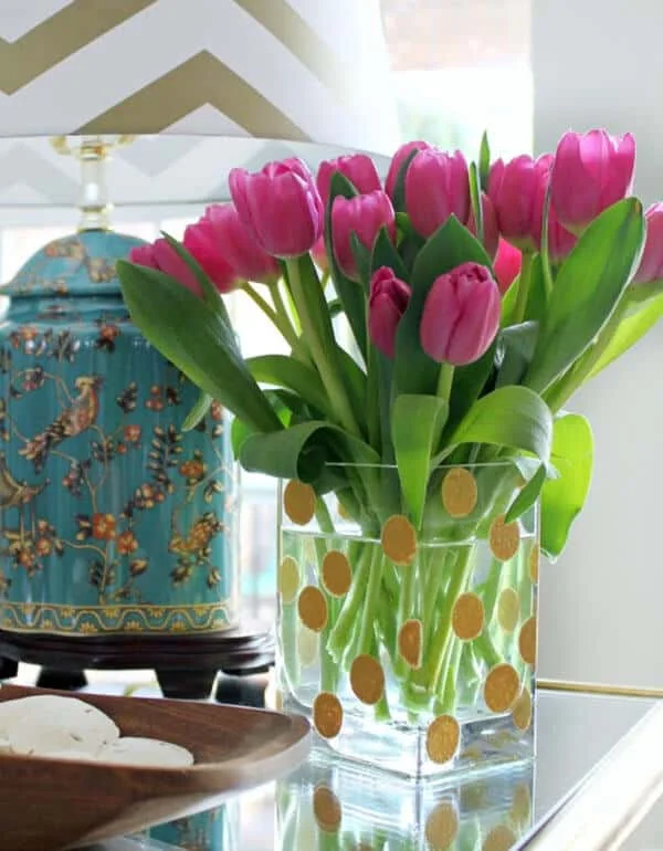 8. Jarrón con puntos dorados