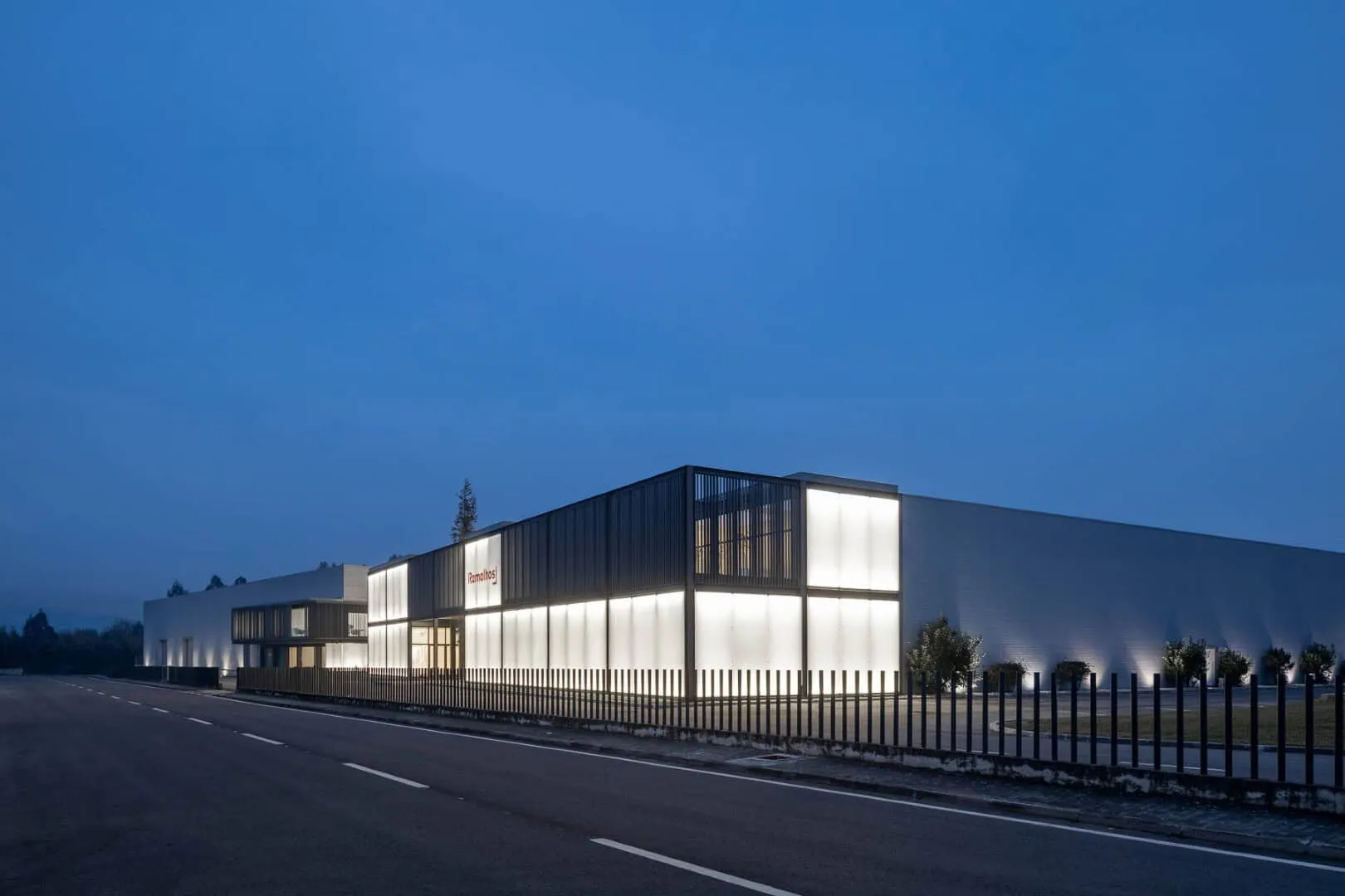 Industrielle Halle in Agueda, Portugal zu weißem Lichtkörper umgewandelt Industrielle Halle in Agueda, Portugal zu weißem Lichtkörper umgewandelt