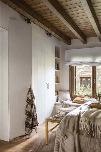 Very Stylish Ideas for Decorating the Wall in Front of the Bed