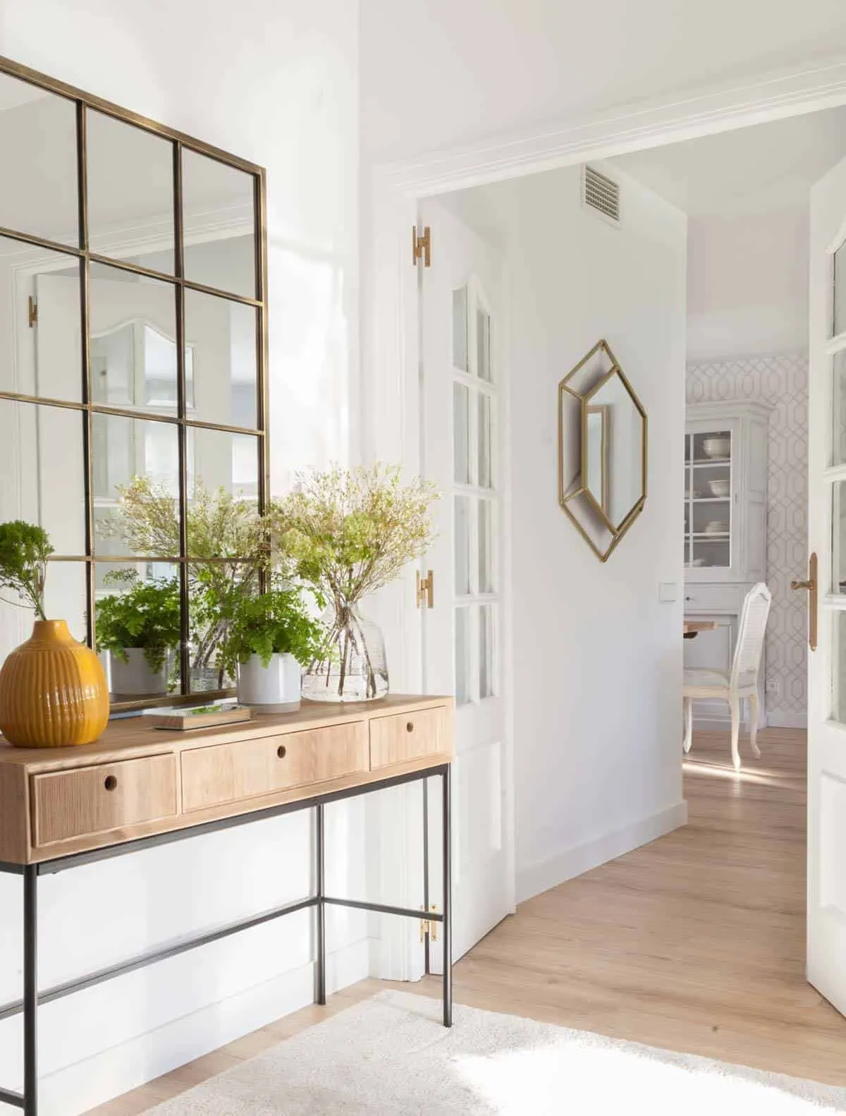 6 Ideas for Decorating Walls Without a Big Budget