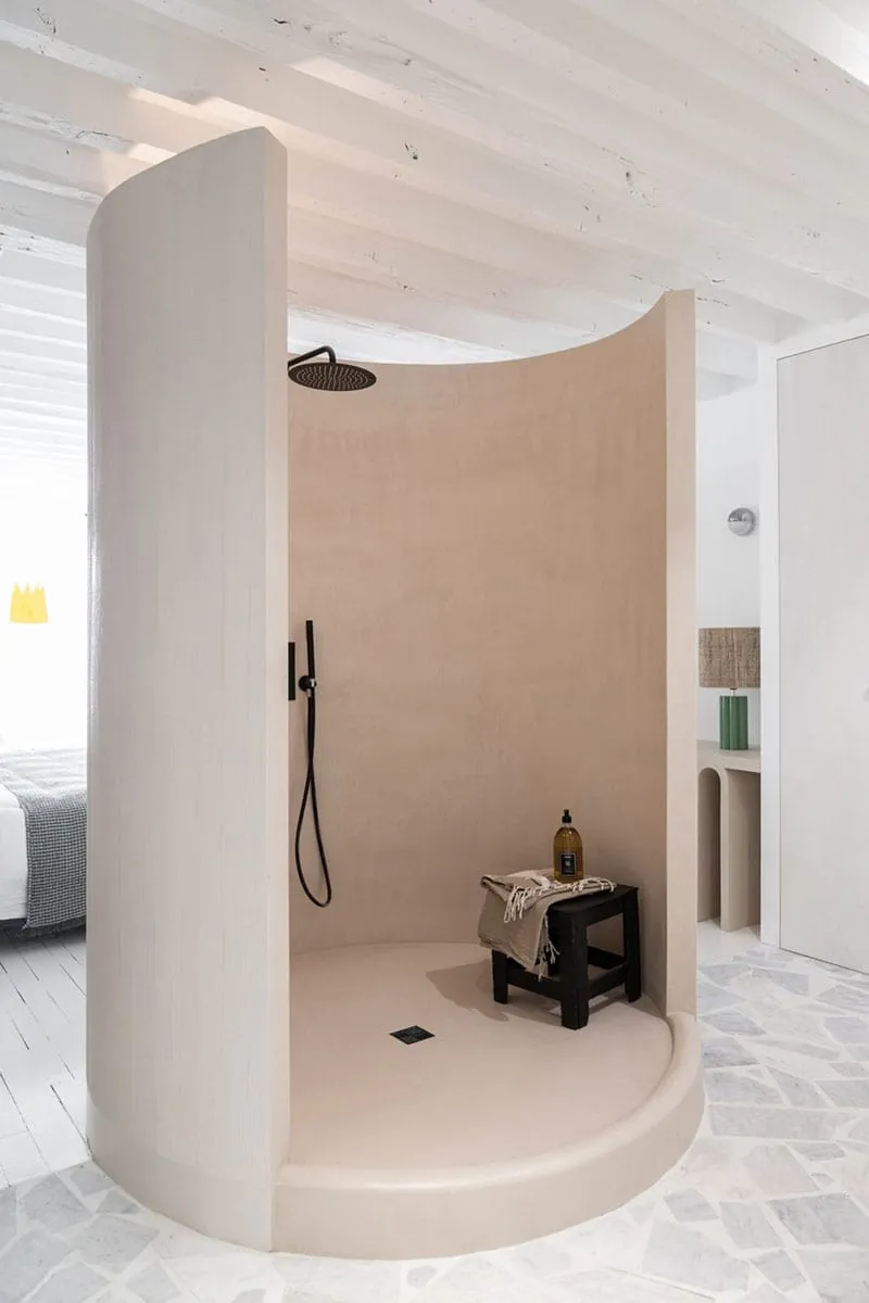 在凹槽中安装淋浴间