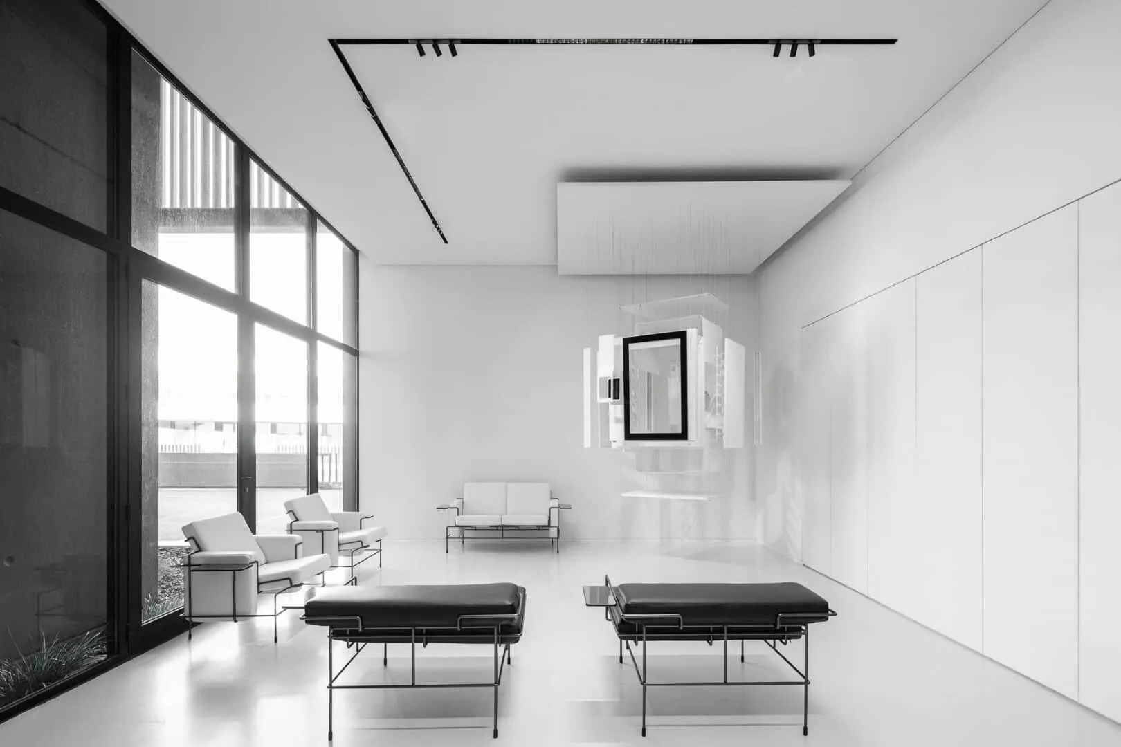 Industrielle Halle in Agueda, Portugal zu weißem Lichtkörper umgewandelt Industrielle Halle in Agueda, Portugal zu weißem Lichtkörper umgewandelt