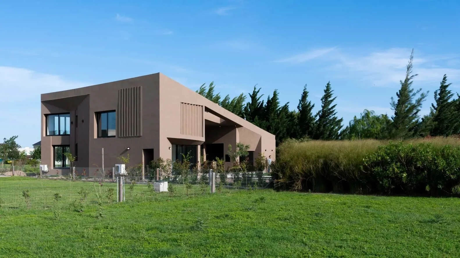 Single-Sided House by Ambroggio Arquitectos in Rio Cuarto, Argentina