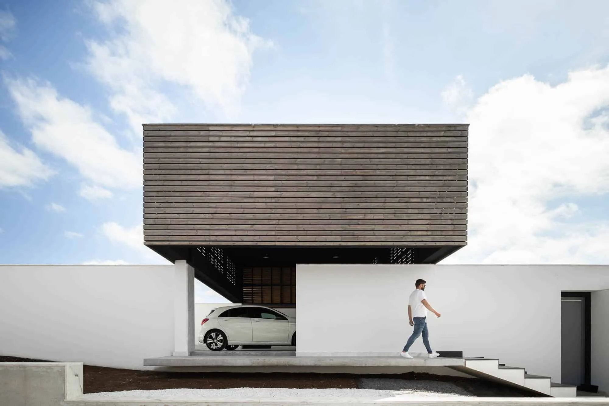 House TD in Sintra by ESQUISSOS – Monolithic White House
