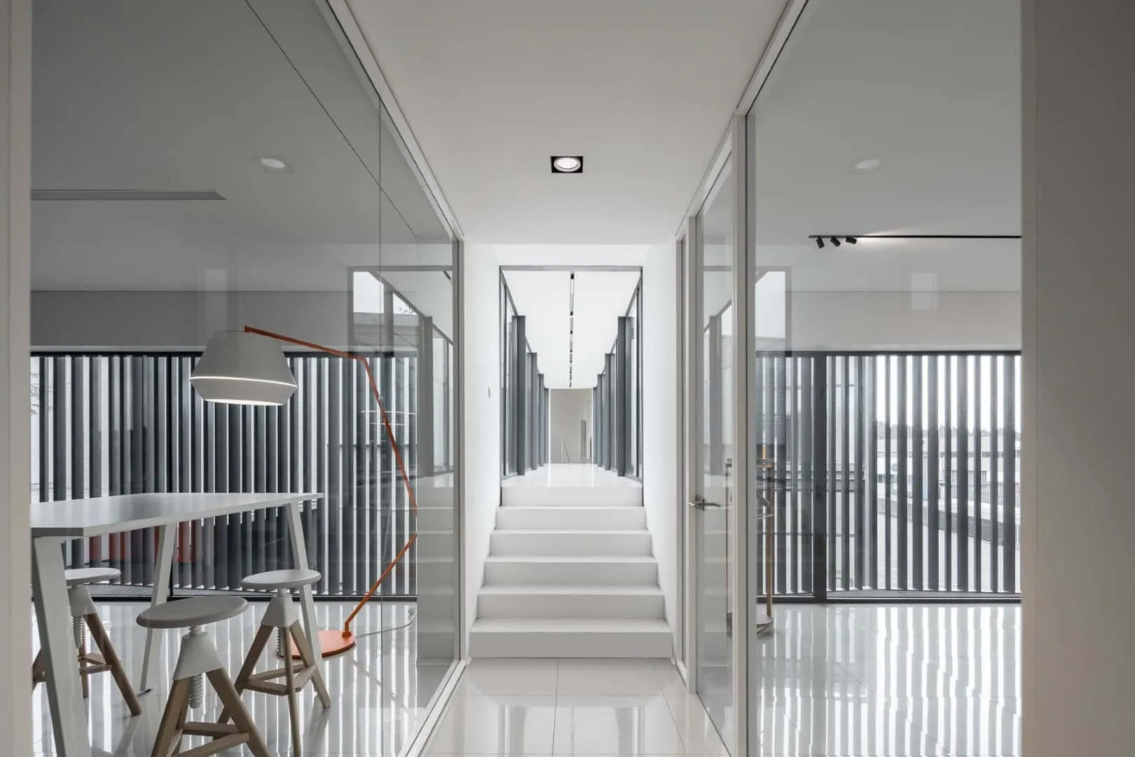 Industrielle Halle in Agueda, Portugal zu weißem Lichtkörper umgewandelt Industrielle Halle in Agueda, Portugal zu weißem Lichtkörper umgewandelt