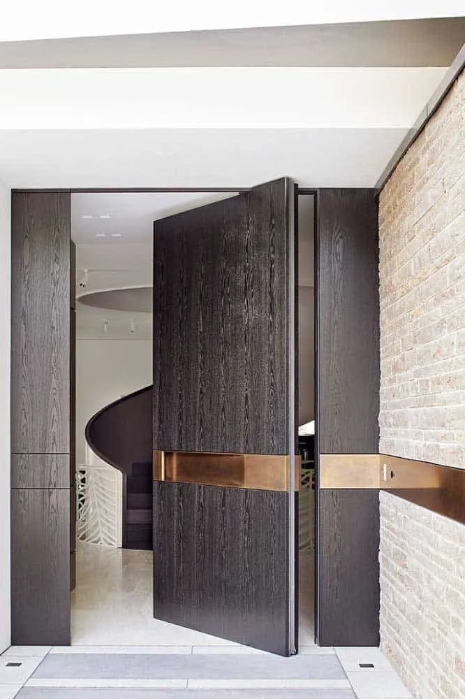 Преимущества деревянной входной двери