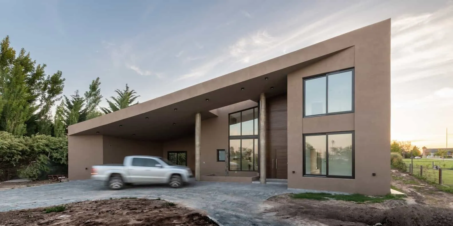 Single-Sided House by Ambroggio Arquitectos in Rio Cuarto, Argentina